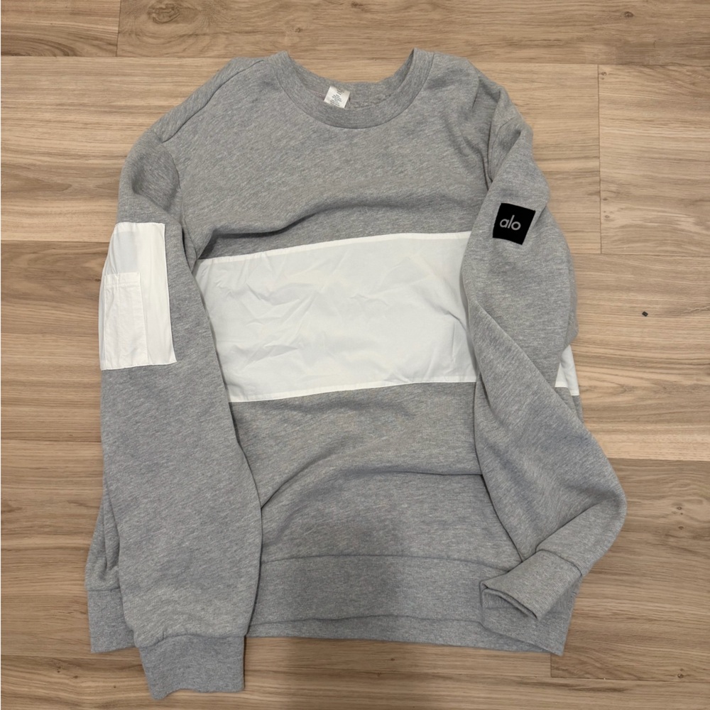 ALO Yoga Light Gray and White Men’s Sweater